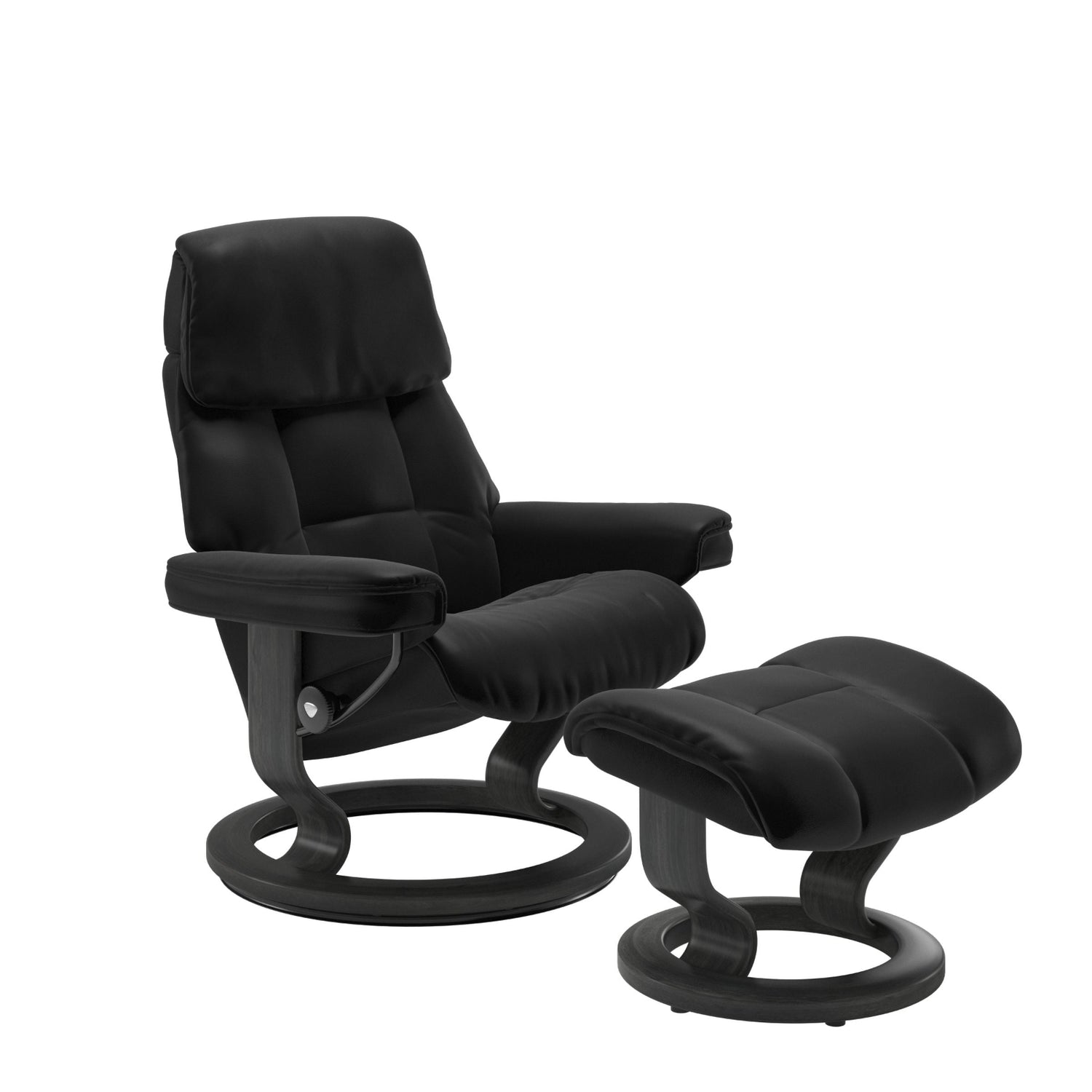 Stressless Ruby M -lepotuoli ja rahi mustana: Black 19 Batick-nahkaverhoilulla ja harmaa petsatulla -Classic-puujalustalla.