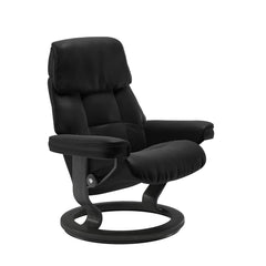 Stressless Ruby M -lepotuoli mustana: Black 19 Batick-nahkaverhoilulla ja harmaa petsatulla -Classic-puujalustalla.