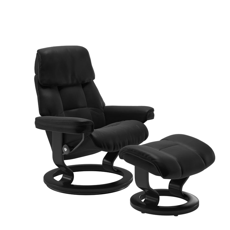 Stressless Ruby M -lepotuoli ja rahi mustana: Black 19 Batick-nahkaverhoilulla ja musta petsatulla -Classic-puujalustalla.