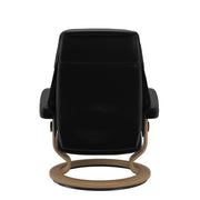 Stressless Ruby M -lepotuoli mustana: Black 19 Batick-nahkaverhoilulla ja tammi petsatulla -Classic-puujalustalla.