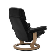 Stressless Ruby M -lepotuoli mustana: Black 19 Batick-nahkaverhoilulla ja tammi petsatulla -Classic-puujalustalla.