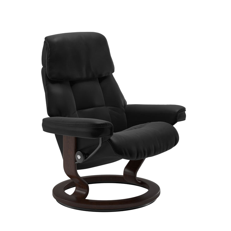 Stressless Ruby M -lepotuoli mustana: Black 19 Batick-nahkaverhoilulla ja ruskea petsatulla -Classic-puujalustalla.