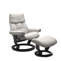 Stressless Ruby M -lepotuoli ja rahi valkoisena: Milky White 05 Batick-nahkaverhoilulla ja musta petsatulla -Classic-puujalustalla.
