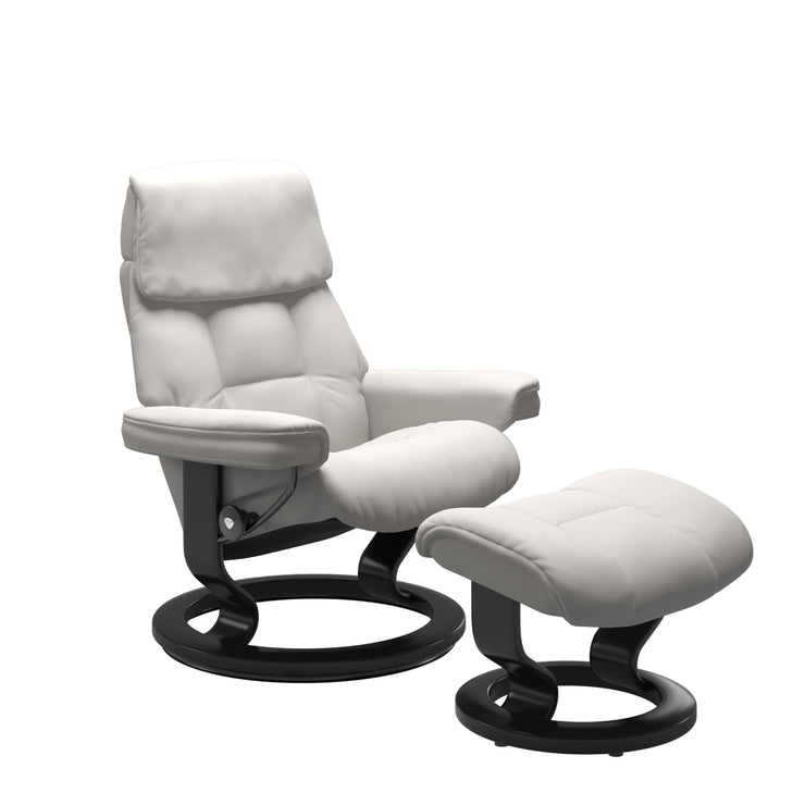 Stressless Ruby M -lepotuoli ja rahi valkoisena: Milky White 05 Batick-nahkaverhoilulla ja musta petsatulla -Classic-puujalustalla.