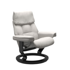 Stressless Ruby M -lepotuoli valkoisena: Milky White 05 Batick-nahkaverhoilulla ja musta petsatulla -Classic-puujalustalla.