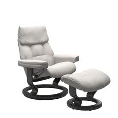 Stressless Ruby M -lepotuoli ja rahi valkoisena: Milky White 05 Batick-nahkaverhoilulla ja harmaa petsatulla -Classic-puujalustalla.