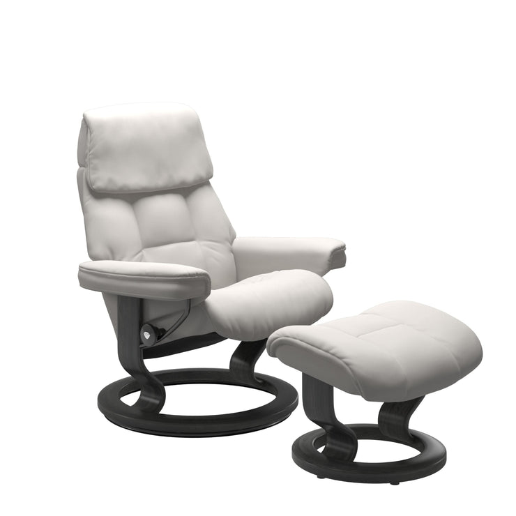Stressless Ruby M -lepotuoli ja rahi valkoisena: Milky White 05 Batick-nahkaverhoilulla ja harmaa petsatulla -Classic-puujalustalla.