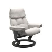 Stressless Ruby M -lepotuoli valkoisena: Milky White 05 Batick-nahkaverhoilulla ja harmaa petsatulla -Classic-puujalustalla.