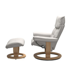 Stressless Ruby M -lepotuoli ja rahi valkoisena: Milky White 05 Batick-nahkaverhoilulla ja tammi petsatulla -Classic-puujalustalla.