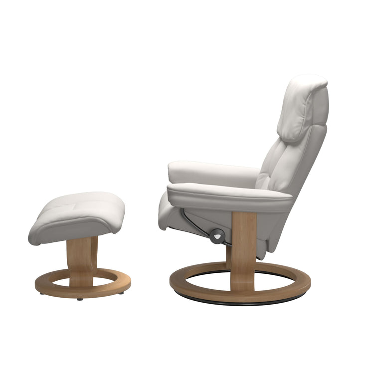 Stressless Ruby M -lepotuoli ja rahi valkoisena: Milky White 05 Batick-nahkaverhoilulla ja tammi petsatulla -Classic-puujalustalla.