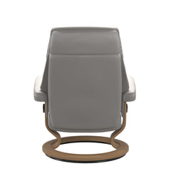 Stressless Ruby M -lepotuoli valkoisena: Milky White 05 Batick-nahkaverhoilulla ja tammi petsatulla -Classic-puujalustalla.