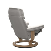 Stressless Ruby M -lepotuoli valkoisena: Milky White 05 Batick-nahkaverhoilulla ja tammi petsatulla -Classic-puujalustalla.