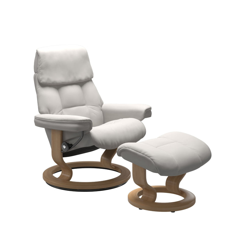 Stressless Ruby M -lepotuoli ja rahi valkoisena: Milky White 05 Batick-nahkaverhoilulla ja tammi petsatulla -Classic-puujalustalla.