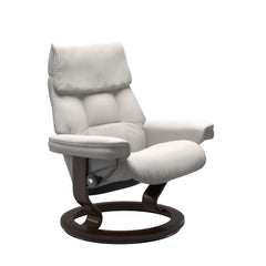 Stressless Ruby M -lepotuoli valkoisena: Milky White 05 Batick-nahkaverhoilulla ja ruskea petsatulla -Classic-puujalustalla.
