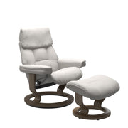 Stressless Ruby M -lepotuoli ja rahi valkoisena: Milky White 05 Batick-nahkaverhoilulla ja savutammi petsatulla -Classic-puujalustalla.