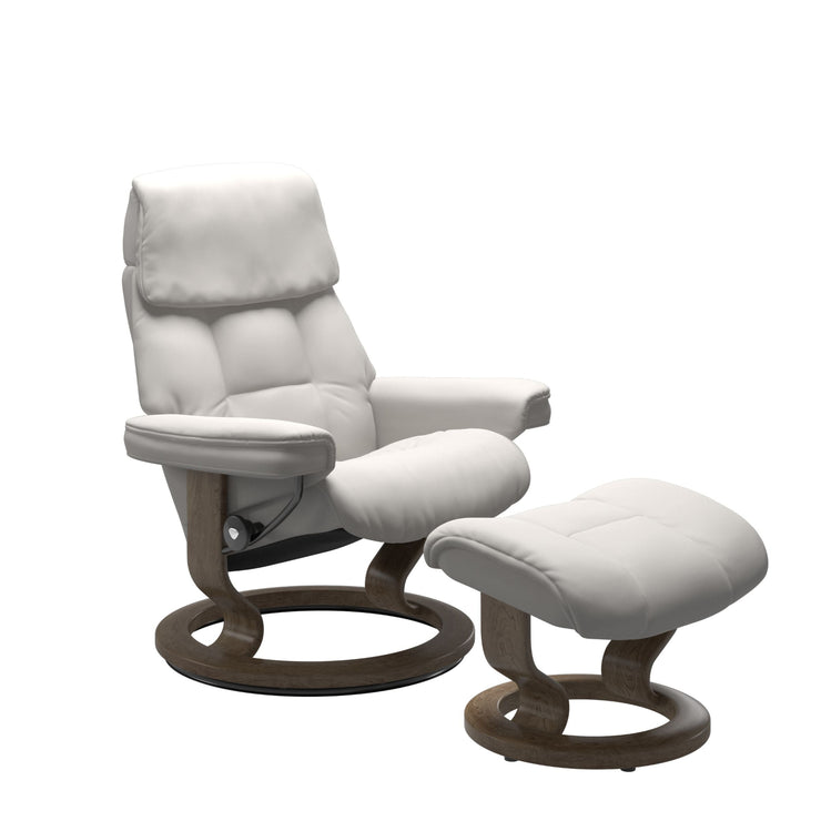 Stressless Ruby M -lepotuoli ja rahi valkoisena: Milky White 05 Batick-nahkaverhoilulla ja savutammi petsatulla -Classic-puujalustalla.