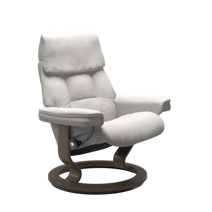 Stressless Ruby M -lepotuoli valkoisena: Milky White 05 Batick-nahkaverhoilulla ja savutammi petsatulla -Classic-puujalustalla.