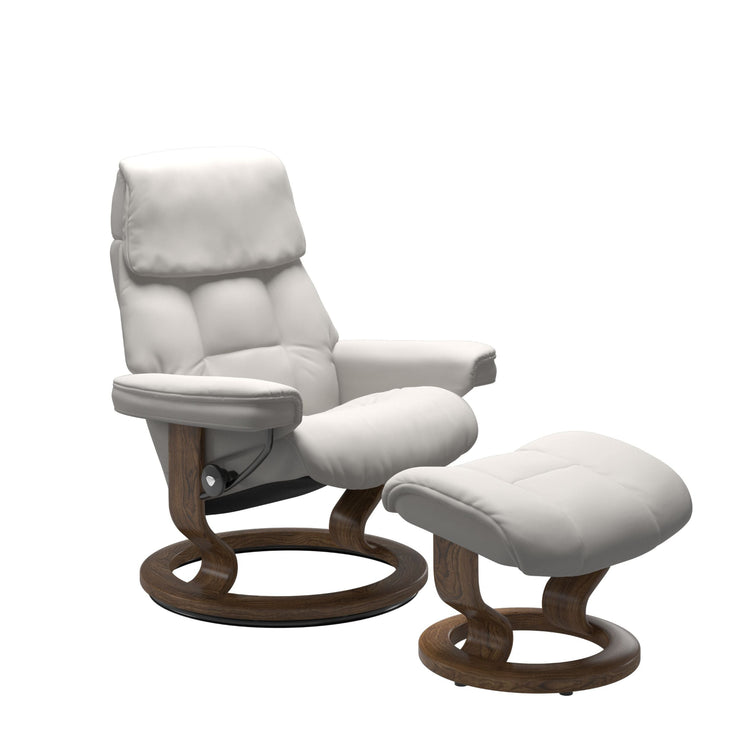 Stressless Ruby M -lepotuoli ja rahi valkoisena: Milky White 05 Batick-nahkaverhoilulla ja tiikki petsatulla -Classic-puujalustalla.
