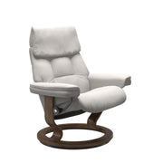 Stressless Ruby M -lepotuoli valkoisena: Milky White 05 Batick-nahkaverhoilulla ja tiikki petsatulla -Classic-puujalustalla.