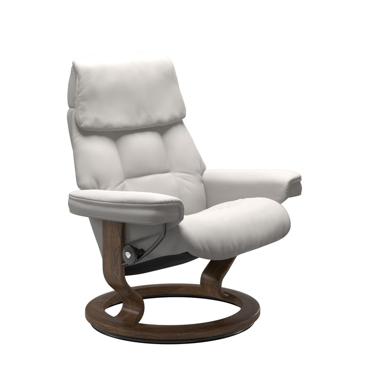 Stressless Ruby M -lepotuoli valkoisena: Milky White 05 Batick-nahkaverhoilulla ja tiikki petsatulla -Classic-puujalustalla.
