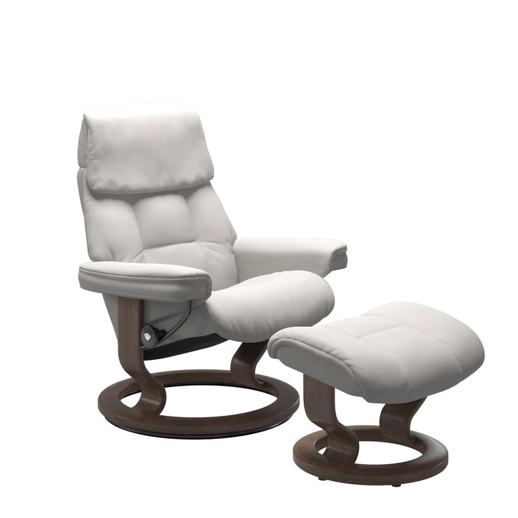 Stressless Ruby M -lepotuoli ja rahi valkoisena: Milky White 05 Batick-nahkaverhoilulla ja pähkinä petsatulla -Classic-puujalustalla.