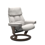 Stressless Ruby M -lepotuoli valkoisena: Milky White 05 Batick-nahkaverhoilulla ja pähkinä petsatulla -Classic-puujalustalla.
