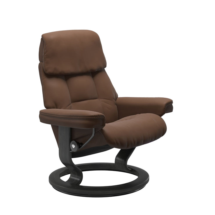 Stressless Ruby M -lepotuoli ruskeana: Warm Brown 87 Batick-nahkaverhoilulla ja harmaa petsatulla -Classic-puujalustalla.