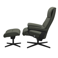 Stressless View, korkeaselkänojainen -lepotuoli ja rahi vihreänä: Green 90 Daisy -kangasverhoilulla ja mattamustalla Cross-metallijalustalla.