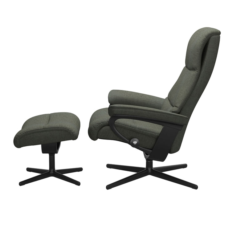 Stressless View, korkeaselkänojainen -lepotuoli ja rahi vihreänä: Green 90 Daisy -kangasverhoilulla ja mattamustalla Cross-metallijalustalla.