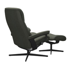 Stressless View, korkeaselkänojainen -lepotuoli ja rahi vihreänä: Green 90 Daisy -kangasverhoilulla ja mattamustalla Cross-metallijalustalla.