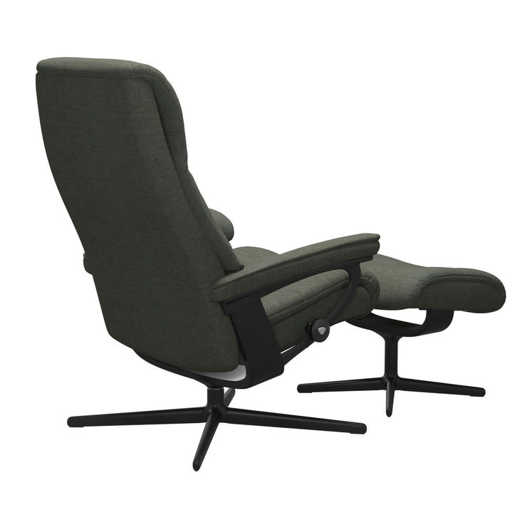 Stressless View, korkeaselkänojainen -lepotuoli ja rahi vihreänä: Green 90 Daisy -kangasverhoilulla ja mattamustalla Cross-metallijalustalla.