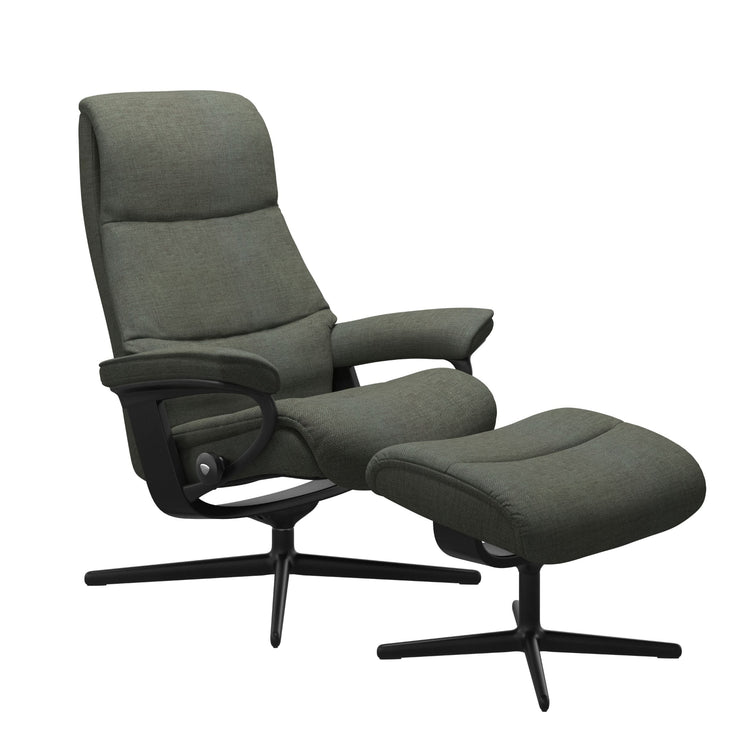 Stressless View, korkeaselkänojainen -lepotuoli ja rahi vihreänä: Green 90 Daisy -kangasverhoilulla ja mattamustalla Cross-metallijalustalla.