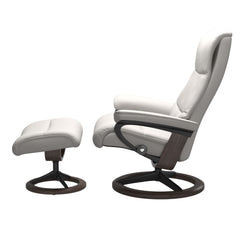 Stressless View, korkeaselkänojainen -lepotuoli ja rahi valkoisena: Milky White 05 -nahkaverhoilulla ja wenge petsatulla mattamustametalli Singnature-yhdistelmäjalustalla.