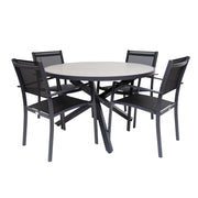 Musta/harmaa Suvi Aintwood-pyöreä pöytä yhdistettynä mustien Suvituuli Kevyt-tuolien kanssa.