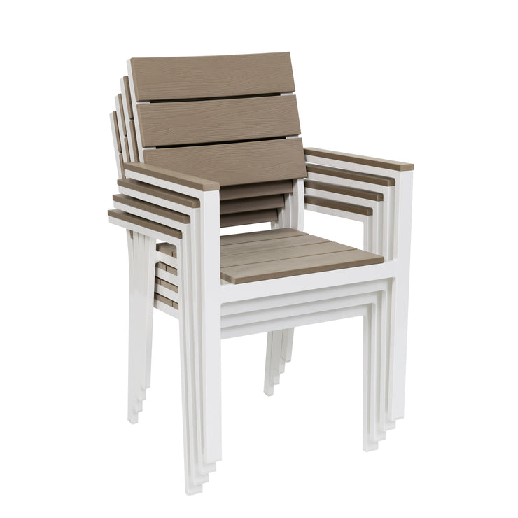 Suvi Aintwood -tuolit voidaan pinota ja näin säästää tilaa talvisäilytyksessä. Kuvan tuolien väri beige-valkoinen ja tarkemmin sanottuna beigen värisävy on greige.
