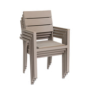Suvi Aintwood -tuolit voidaan pinota ja näin säästää tilaa talvisäilytyksessä. Kuvan tuolien väri beige ja tarkemmin sanottuna värisävynä on greige.