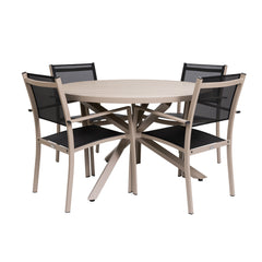 Suvi Aintwood-pyöreä pöytä yhdistettynä Suvituuli Kevyt-tuolien kanssa. Harmaan-beigen yhdistelmävärisävy tarkemmin greige.