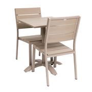 Suvi Cafe -pöytä yhdistettynä Suvi Aintwood -käsinojattomien tuolien kanssa. Väri beige.