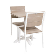 Suvi Cafe -pöytä yhdistettynä Suvi Aintwood -käsinojattomien tuolien kanssa. Väri valkoinen/beige. Harmaan-beigen värisävy on tarkemmin sanottuna greige.