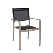 Suvituuli Kevyt -tuoli, väri beige/musta. Harmaan-beigen väriyhdistelmäsävy rungossa tarkemmin greige, istuinosissa on musta textiline-kangasverkko.