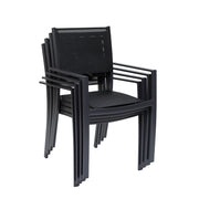 Kokomusta Suvituuli Kevyt -tuoli alumiinirungolla ja textiline-istuinosilla. Pinottava malli menee pieneen tilaan varastossa.