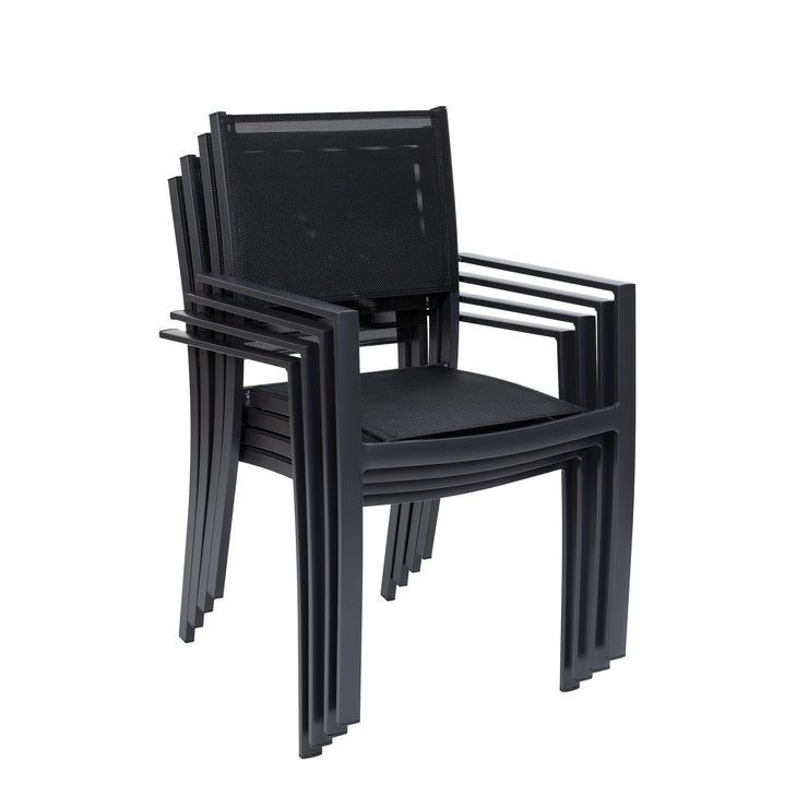 Suvituuli Kevyt -tuolit on helppo pinota.