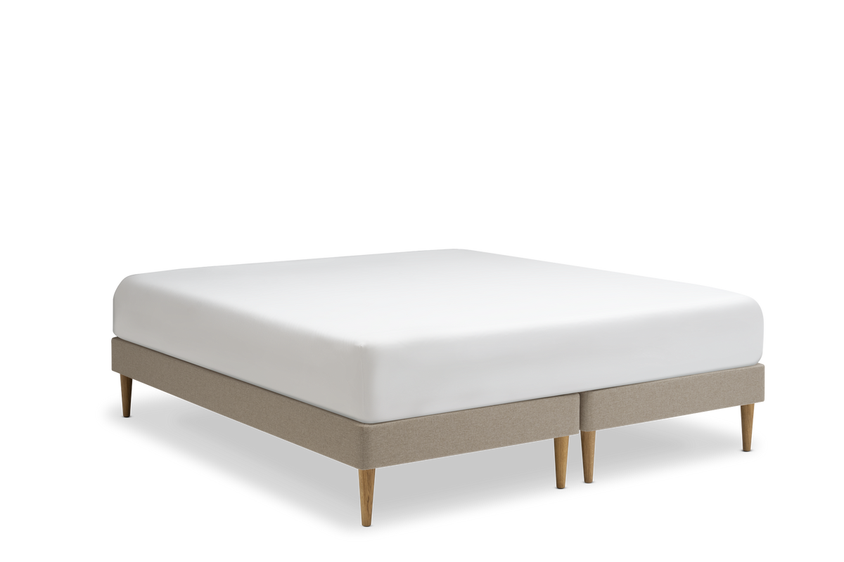 TEMPUR Stay -vuoderunkosänky viistosta, tumma hiekka Warm Stone, koot 140 x 200, 160 x 200 ja 180 x 200 cm.