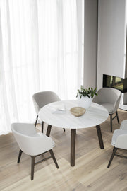 Savutammenvärinen Taransay-ruokapöytä 125 cm sekä Rowicon Windham-tuolit (myydään erikseen).
