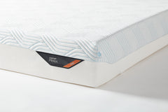 TEMPUR Prima SmartCool 21 cm -patjan Firm-tuntuman tunniste ja SmartCool-päällinen lähikuvassa.