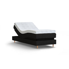 Tempur Break Adjustable -säätösänky mustalla verhoilulla ja tammijaloilla. 