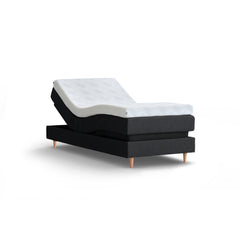 Tempur Break Adjustable -säätösänky grafiitinvärisellä verhoilulla ja tammijaloilla. 