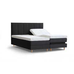 Tempur Break Adjustable -säätösänky grafiitinvärisellä verhoilulla ja tammijaloilla. Kuvan Tempur Break Square -sängynpääty myydään erikseen.