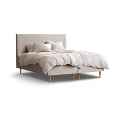 Tempur Break Box -runkosänkypaketti beigellä verhoilulla ja tammijaloilla. Kuvan Tempur Break Classic -sängynpääty ja petivaatteet myydään erikseen.