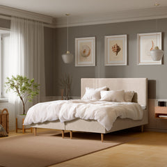 Kuvassa on Tempur Break Box -runkosänkypaketti beigellä verhoilulla ja tammijaloilla. Kuvan Tempur Break Classic -sängynpääty ja petivaatteet myydään erikseen.